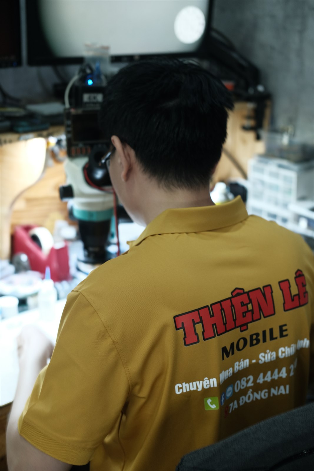 Kỹ thuật viên Thiện Lê Mobile đang sửa vi mạch kính hiển vi