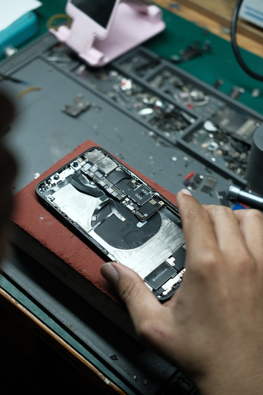 Đế gia nhiệt tách màn hình iPhone