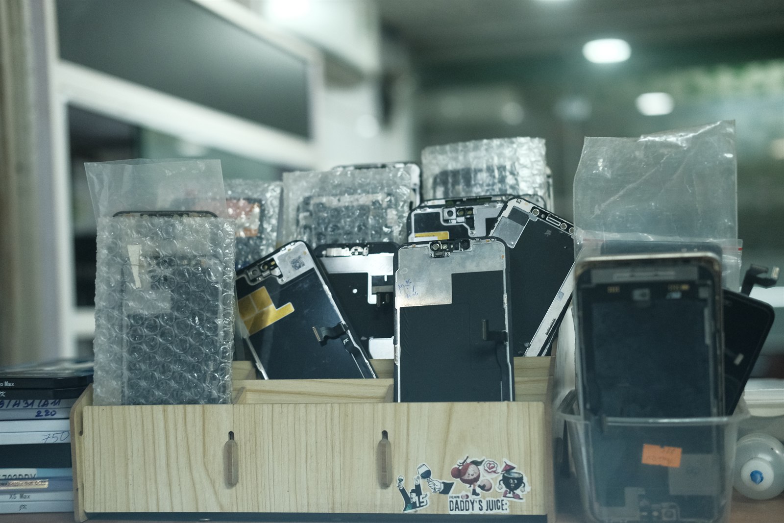 Khay màn hình zin và OLED cao cấp sẵn sàng thay